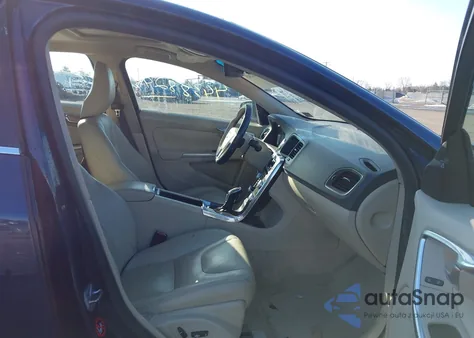 2015 Volvo S60 T5 Premier из США, поврежденный, VIN YV126MFK9F1353728